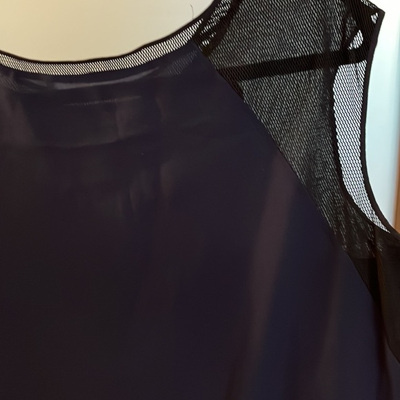 Tahari sleeveless blouse size L or XL - Picture 5 of 6